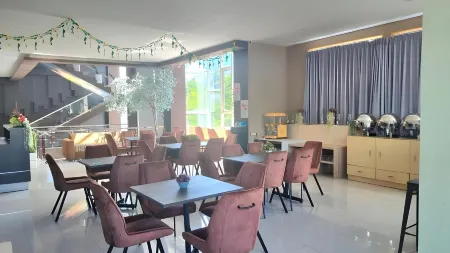 HOTEL KEMBANG JOYO Отели в г. Палу