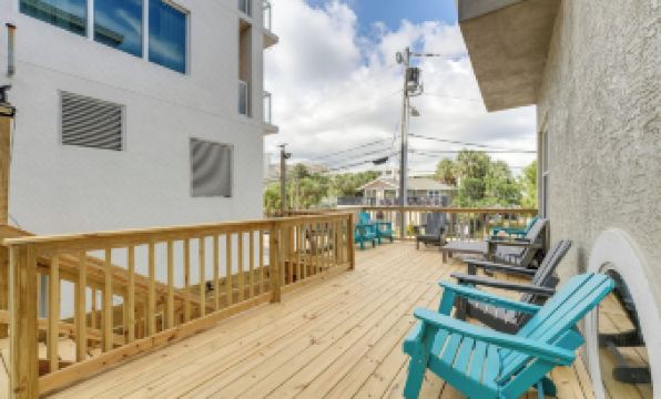 Coastal Sea Side Townhome - Walk to Beach!