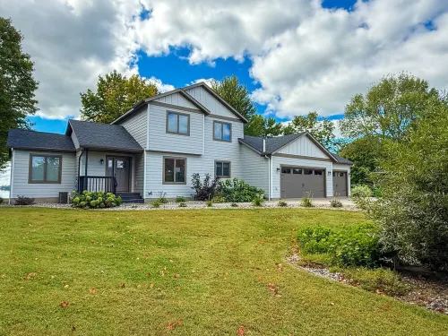 Spacious, modern lake-front vacation home/ scrapbooking/quilting retreat