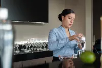 แฮมป์ตัน บาย ฮิลตัน เมดเยียน - ที่มีบาร์