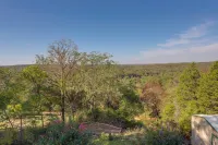 'the Treehouse' in Cherokee Village: Deck & Views - Homestays