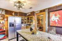 Historic 'Hardy House' on Main Street w/ Fire Pit! - 3-Star