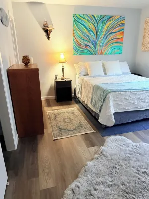 PRIME LOCATION IMMACULATE COZY GETAWAY MINUTES FROM BEACH &DOWNTOWN 鄰近Oso Bridge Plaza的酒店