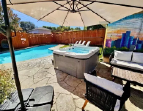 Lux Pool Oasis, Fifa Stay- 25 Mins to at&T, Sleeps 12, Hot Tub, Firepit