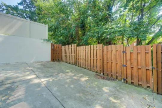 Subway & Easy Parking! Sunny 2 Bdrm w/ King Bed Hotels near Benning Park