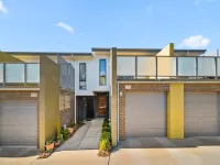 Stylish Townhouse with Private Courtyard