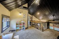 Willow Brook Getaway: Hot Tub, Deck in Mifflinburg - 3-Star