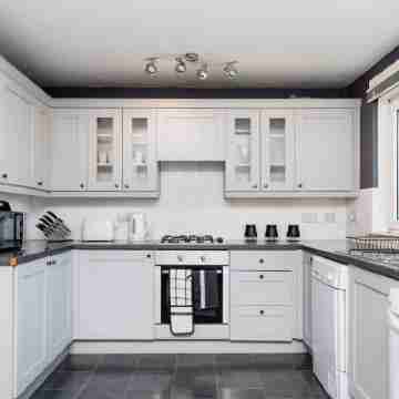 2 Bedroom Flat - Free Parking Others