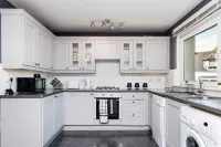 2 Bedroom Flat - Free Parking Hotels in Clydebank