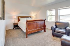 1 Mi to Dtwn Coos Bay: Sleek Apt w/ Deck & Views!