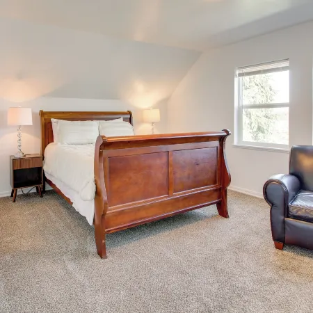 1 Mi to Dtwn Coos Bay: Sleek Apt w/ Deck & Views!