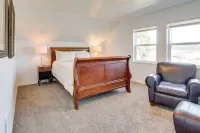 1 Mi to Dtwn Coos Bay: Sleek Apt w/ Deck & Views! - Wifi