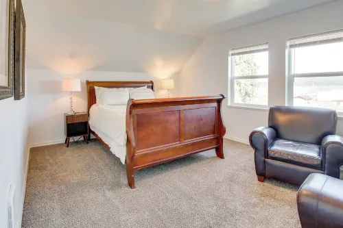 1 Mi to Dtwn Coos Bay: Sleek Apt w/ Deck & Views!