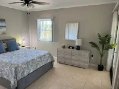 Charming 3-Bedroom House with Private Pool on Canal