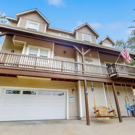Walk to Lake Arrowhead! Family Home w/ Games