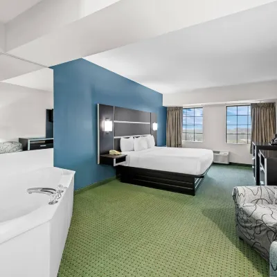 Clarion Hotel Branson Hotels near Moonshine Beach
