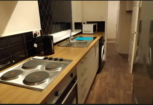 5 Minutes to Town Centre and Local Amenities at Stoke on Trent - Kitchens