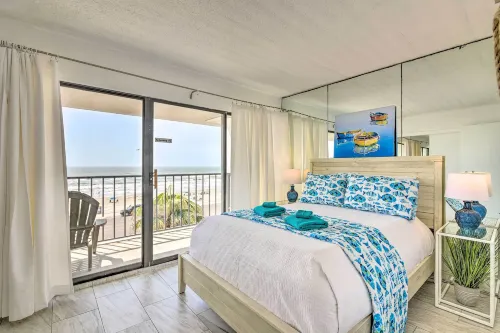 Ocean-View Balcony & Pool Access: Galveston Gem! - Condos