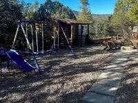 Ponderosa Place, Charming Cabin with Large Deck and Mountain View, Veteran Owned Hotels in Pine