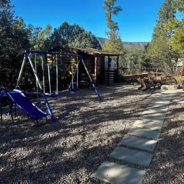Ponderosa Place, Charming Cabin with Large Deck and Mountain View, Veteran Owned
