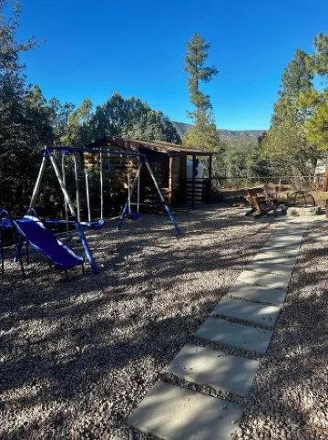 Ponderosa Place, Charming Cabin with Large Deck and Mountain View, Veteran Owned