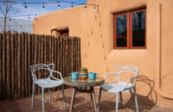 Luxurious Casita del Sol - 5 Min. Walk to Plaza - Private Backyard - Fireplace