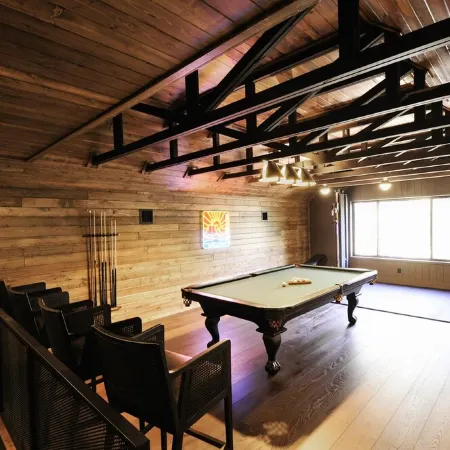New Lux Cabin! 5500sf / GolfSim / MoviTheatr / HotTub / 4KingStes / Gym&Billiard
