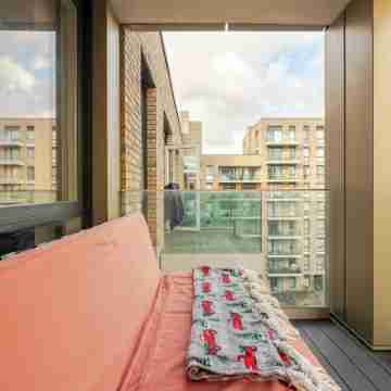 Modern Cozy Kingston Flat, 5 Mins to Train Station Rooms