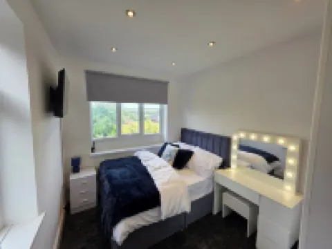 5 Beds 7 Guests Private Garden Free Parking