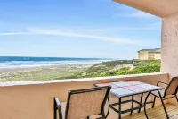Beautiful Condo with Gorgeous Ocean Views from Balcony + Shared Pool & Free WiFi