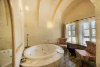 Tafoni Houses Cave Hotel - Hot Tub