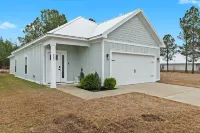 Family Home Near Owa and Beaches, King Bed, Cornhole, Fire Pit, Pet Friendly!