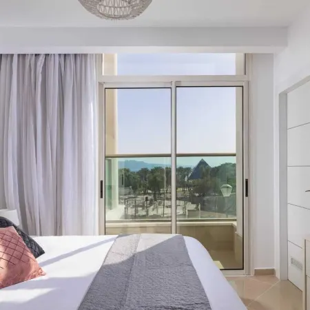 Mamad - Bright Eilat Escape with Balcony n Pool