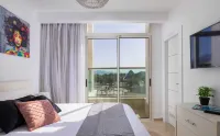 Mamad - Bright Eilat Escape with Balcony n Pool