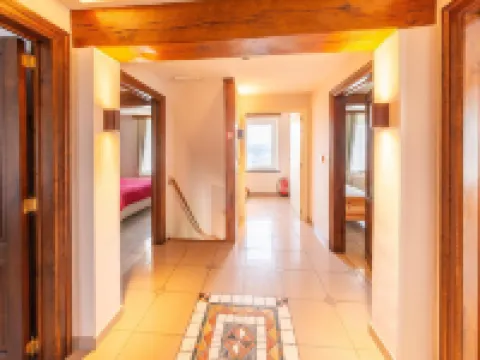 帶泳池的團體住宿，Chevron