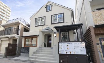 Iza Enoshima Guest House and Bar