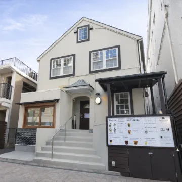 Iza Enoshima Guest House and Bar Отели рядом с достопримечательностью «Святилище Эносима»