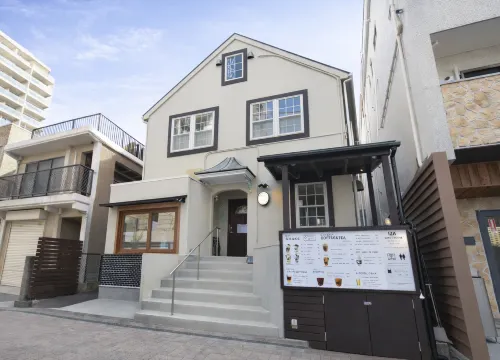Iza Enoshima Guest House and Bar
