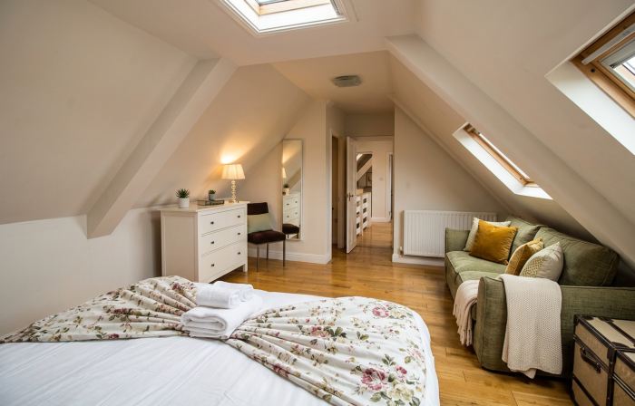 Bamburgh - Sleeps 8 - Dogs Stay Free - Enclosed Garden - Off Road Parking
