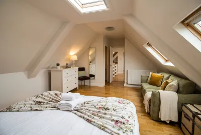 Bamburgh - Sleeps 8 - Dogs Stay Free - Enclosed Garden - Off Road Parking Hôtels à : 