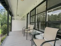 Lakeview 1BR Condo w Deck Walk to Village Hotéis em Flat Rock