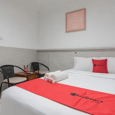 RedDoorz at Arwiga Hotel Near RS Hasan Sadikin Bandung Hotels near Paris Van Java