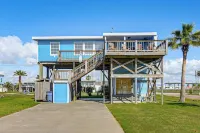 1 Block to Surfside Beach: Home w/ Deck! - Wifi