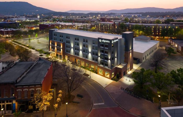 La Quinta Inn & Suites by Wyndham Chattanooga Downtown/South