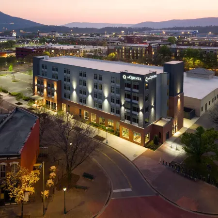 La Quinta Inn & Suites by Wyndham Chattanooga Downtown/South