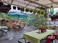 ParabonHaus Kopitiam - Bed & Breakfast Hotels in Cipanas