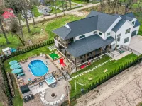Luxury Lake Geneva House, Heated Pool, 2 Hot Tubs, Sauna, Fire Pit, Photo Zone Hotels in Como
