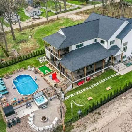 Luxury Lake Geneva House, Heated Pool, 2 Hot Tubs, Sauna, Fire Pit, Photo Zone