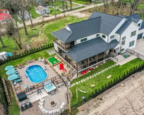 Luxury Lake Geneva House, Heated Pool, 2 Hot Tubs, Sauna, Fire Pit, Photo Zone Hotels in Como