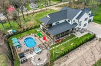 Luxury Lake Geneva House, Heated Pool, 2 Hot Tubs, Sauna, Fire Pit, Photo Zone